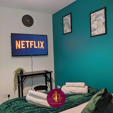 Contractors, Relocators, Free Parking, Wifi, Smart Tvs Appartement Marston Green Buitenkant foto